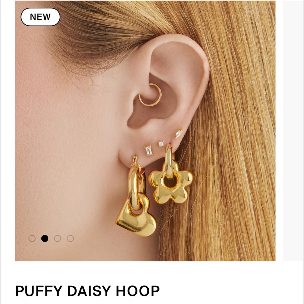 STUDS PUFFY DAISY CHARMS